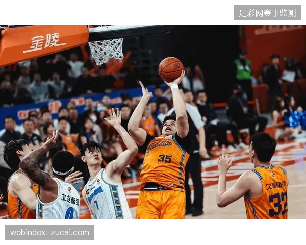 季后赛四强由常规赛前四名包揽，上海、北京、深圳、广厦会师半决赛